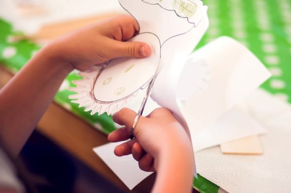 Summer play that enriches kids' reading skills — 8 fine motor activities for little fingers
